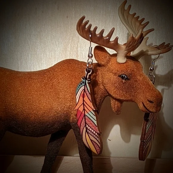 Pretty wood feather 🪶 shaped earrings - Picture 2 of 6